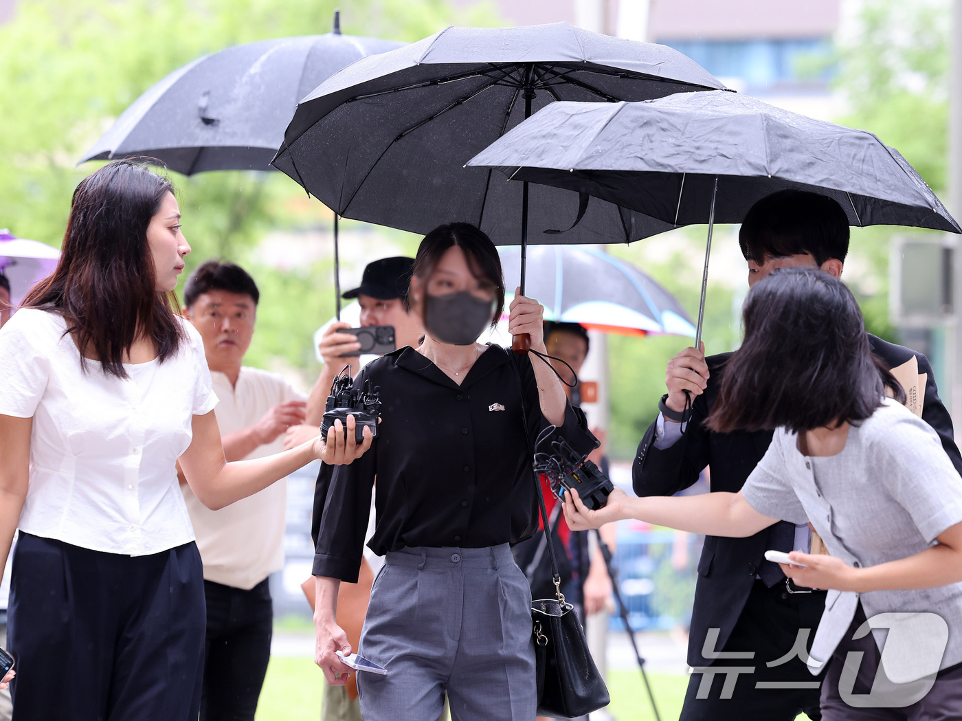 (서울=뉴스1) 박지혜 기자 = '올다르크’(올림픽공원+잔 다르크)로 불리는 30대 여성이 21일 오후 구속 전 피의자 심문(영장실질심사)을 받기 위해 서울 송파구 서울동부지방법원 …