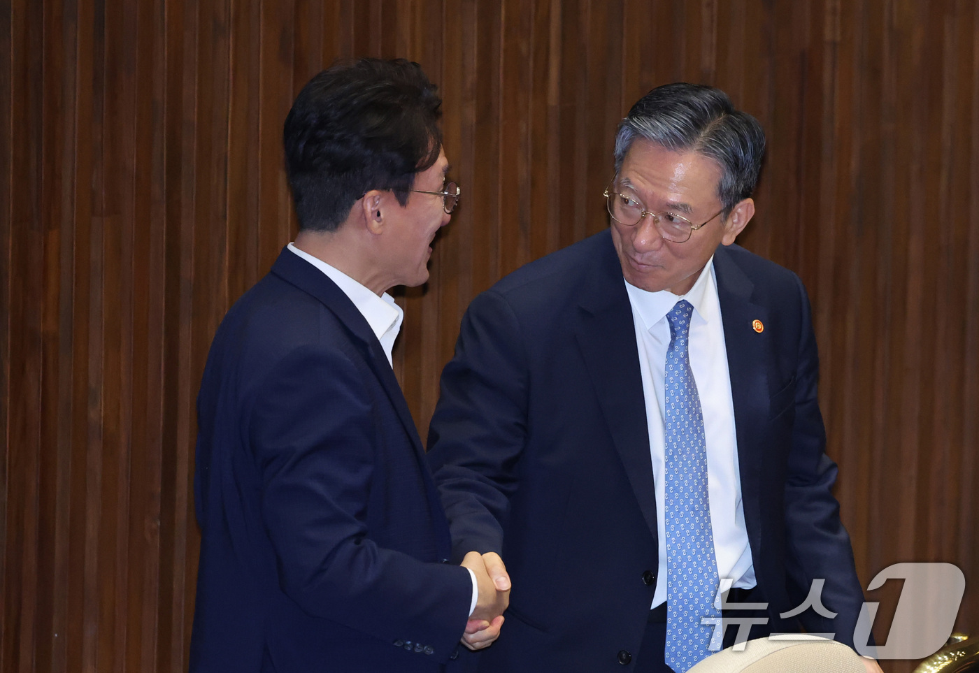 (서울=뉴스1) 신웅수 기자 = 김민석 더불어민주당 대표 후보와 정성호 법무부 장관이 21일 서울 여의도 국회에서 열린 제437회국회(임시회) 제1차 본회의에서 인사하고 있다. 2 …