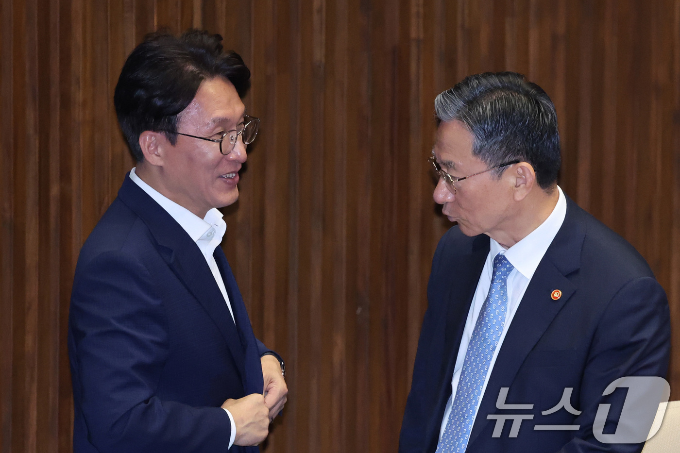 (서울=뉴스1) 신웅수 기자 = 김민석 더불어민주당 대표 후보와 정성호 법무부 장관이 21일 서울 여의도 국회에서 열린 제437회국회(임시회) 제1차 본회의에서 대화하고 있다. 2 …