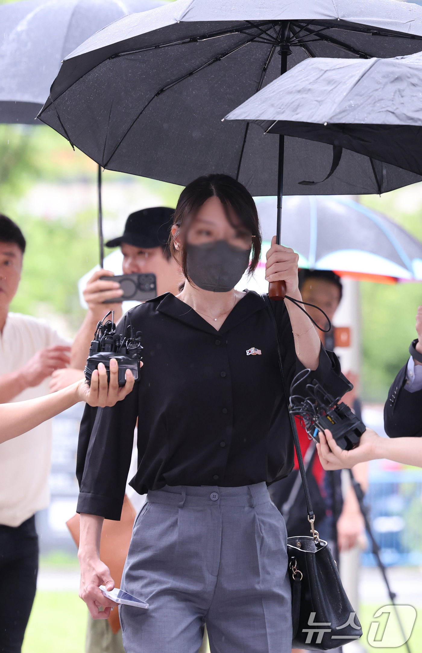 (서울=뉴스1) 박지혜 기자 = '올다르크’(올림픽공원+잔 다르크)로 불리는 30대 여성이 21일 오후 구속 전 피의자 심문(영장실질심사)을 받기 위해 서울 송파구 서울동부지방법원 …