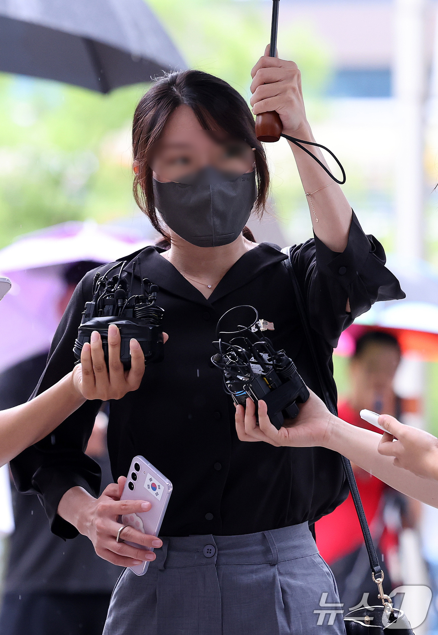 (서울=뉴스1) 박지혜 기자 = '올다르크’(올림픽공원+잔 다르크)로 불리는 30대 여성이 21일 오후 구속 전 피의자 심문(영장실질심사)을 받기 위해 서울 송파구 서울동부지방법원 …