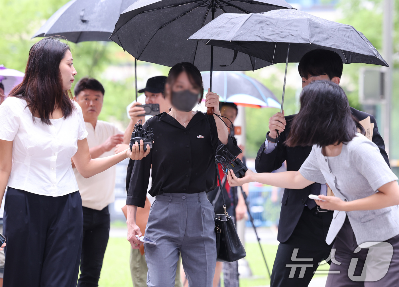 (서울=뉴스1) 박지혜 기자 = '올다르크’(올림픽공원+잔 다르크)로 불리는 30대 여성이 21일 오후 구속 전 피의자 심문(영장실질심사)을 받기 위해 서울 송파구 서울동부지방법원 …