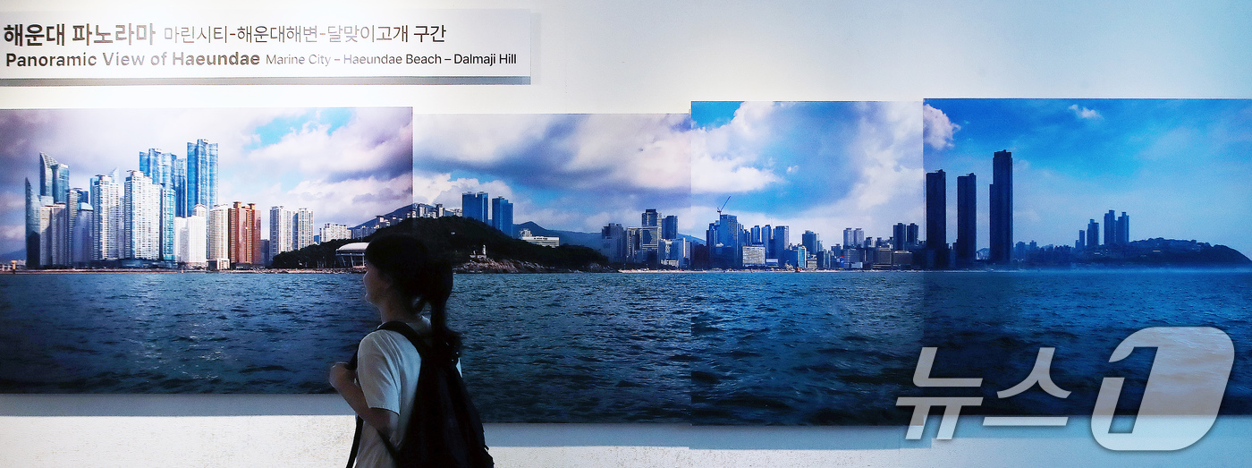 (부산=뉴스1) 윤일지 기자 = 21일 부산 서구 동아대학교 석당박물관 1층 전시실에서 관람객이 '도시 부산의 기억과 기록' 전시를 관람하고 있다. 내달 9일까지 열리는 이번 전시 …