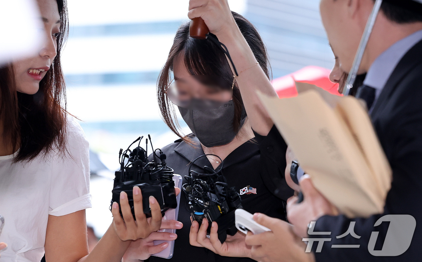 (서울=뉴스1) 박지혜 기자 = '올다르크’(올림픽공원+잔 다르크)로 불리는 30대 여성이 21일 오후 구속 전 피의자 심문(영장실질심사)을 받기 위해 서울 송파구 서울동부지방법원 …