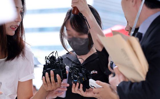 묵묵부답으로 법원 들어서는 '올다르크'