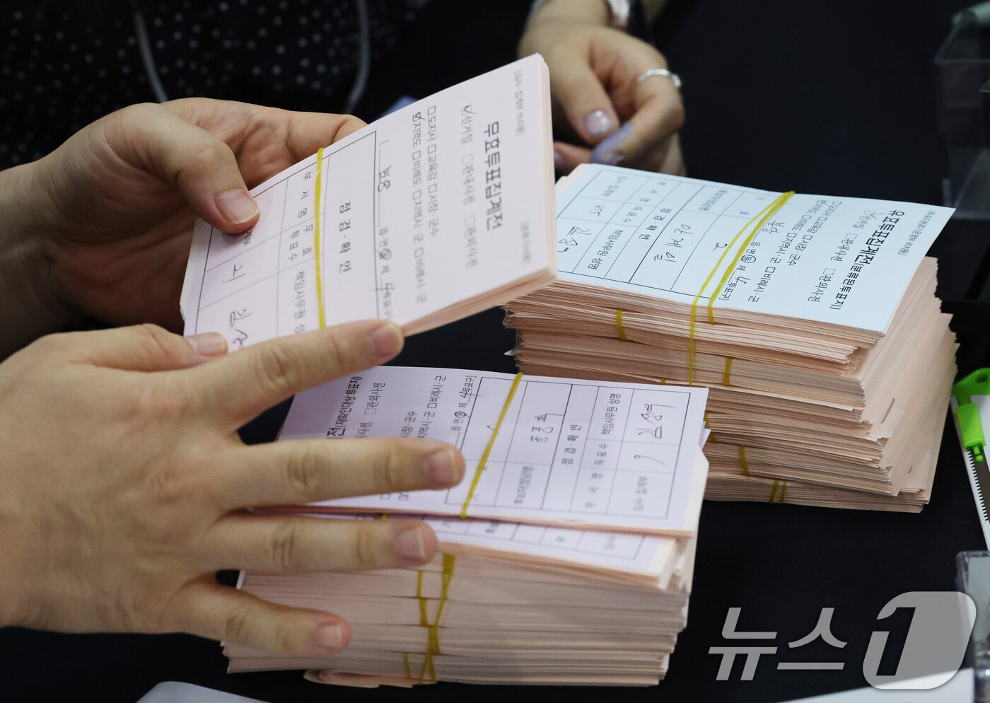 본문 이미지 - 21일 경기 수원시 영통구 경기도선거관리위원회에서 열린 '성남시 제7선거구 경기도의원 선거 및 당선무효소청 투표지 검증'에서 양측 참관인들이 지켜보는 가운데 도 선관위 관계자들이 투표지 검증을 하고 있다. 2026.7.21 ⓒ 뉴스1 김영운 기자