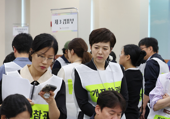 재검표 참관하는 김은혜 의원