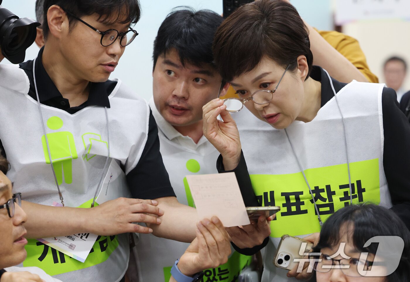 본문 이미지 - 김은혜 국민의힘 의원이 21일 경기 수원시 영통구 경기도선거관리위원회에서 열린 '성남시 제7선거구 경기도의원 선거 및 당선무효소청 투표지 검증'에 참관인으로 참석해 도 선관위 관계자들의 투표지 검증을 지켜보고 있다. 2026.7.21 ⓒ 뉴스1 김영운 기자