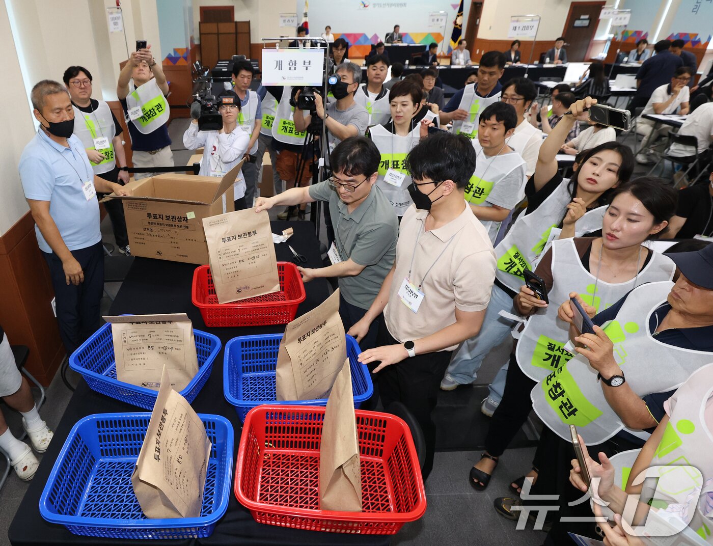 본문 이미지 - 21일 경기 수원시 영통구 경기도선거관리위원회에서 열린 '성남시 제7선거구 경기도의원 선거 및 당선무효소청 투표지 검증'에서 양측 참관인들이 지켜보는 가운데 도 선관위 관계자들이 투표지 검증을 하고 있다. 2026.7.21 ⓒ 뉴스1 김영운 기자