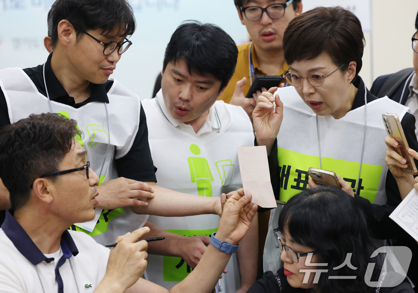 (수원=뉴스1) 김영운 기자 = 김은혜 국민의힘 의원이 21일 경기 수원시 영통구 경기도선거관리위원회에서 열린 '성남시 제7선거구 경기도의원 선거 및 당선무효소청 투표지 검증'에 …