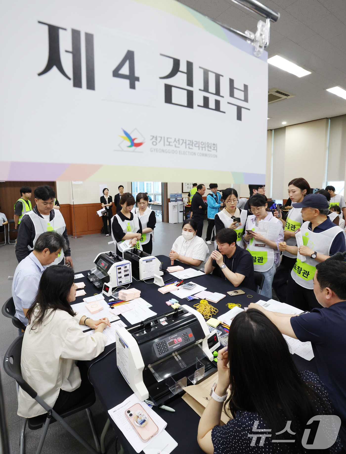 (수원=뉴스1) 김영운 기자 = 21일 경기 수원시 영통구 경기도선거관리위원회에서 열린 '성남시 제7선거구 경기도의원 선거 및 당선무효소청 투표지 검증'에서 양측 참관인들이 지켜보 …