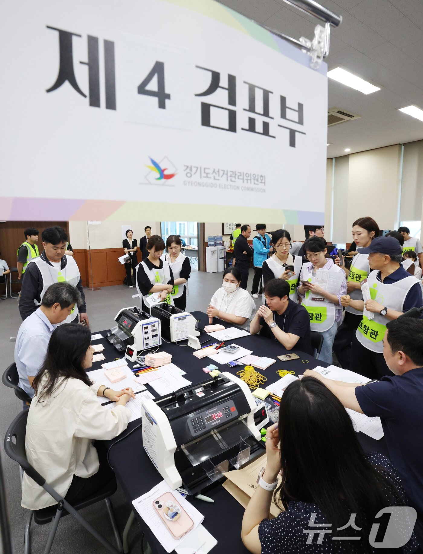본문 이미지 - 21일 경기 수원시 영통구 경기도선거관리위원회에서 열린 '성남시 제7선거구 경기도의원 선거 및 당선무효소청 투표지 검증'에서 양측 참관인들이 지켜보는 가운데 도 선관위 관계자들이 투표지 검증을 하고 있다. 2026.7.21 ⓒ 뉴스1 김영운 기자