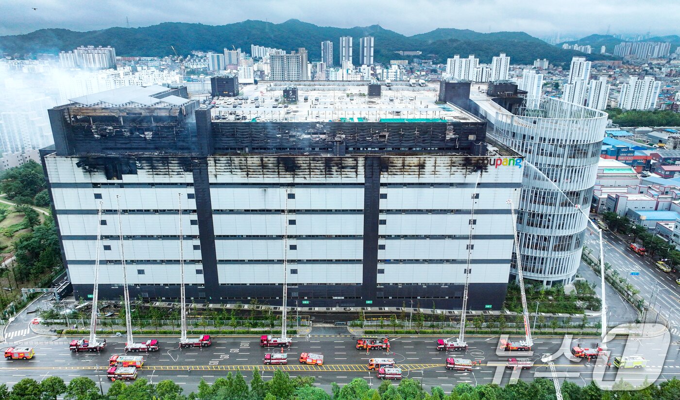 본문 이미지 - 21일 인천 서해구 석남동 쿠팡32물류센터 화재 현장에서 소방 관계자들이 진화작업을 하고 있다. 2026.7.21 ⓒ 뉴스1 이호윤 기자