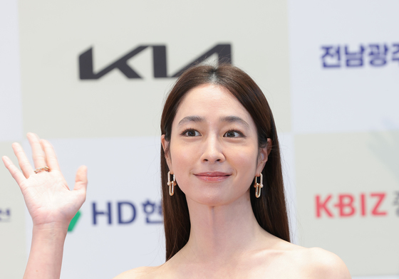 이민정, 빛나는 손 인사
