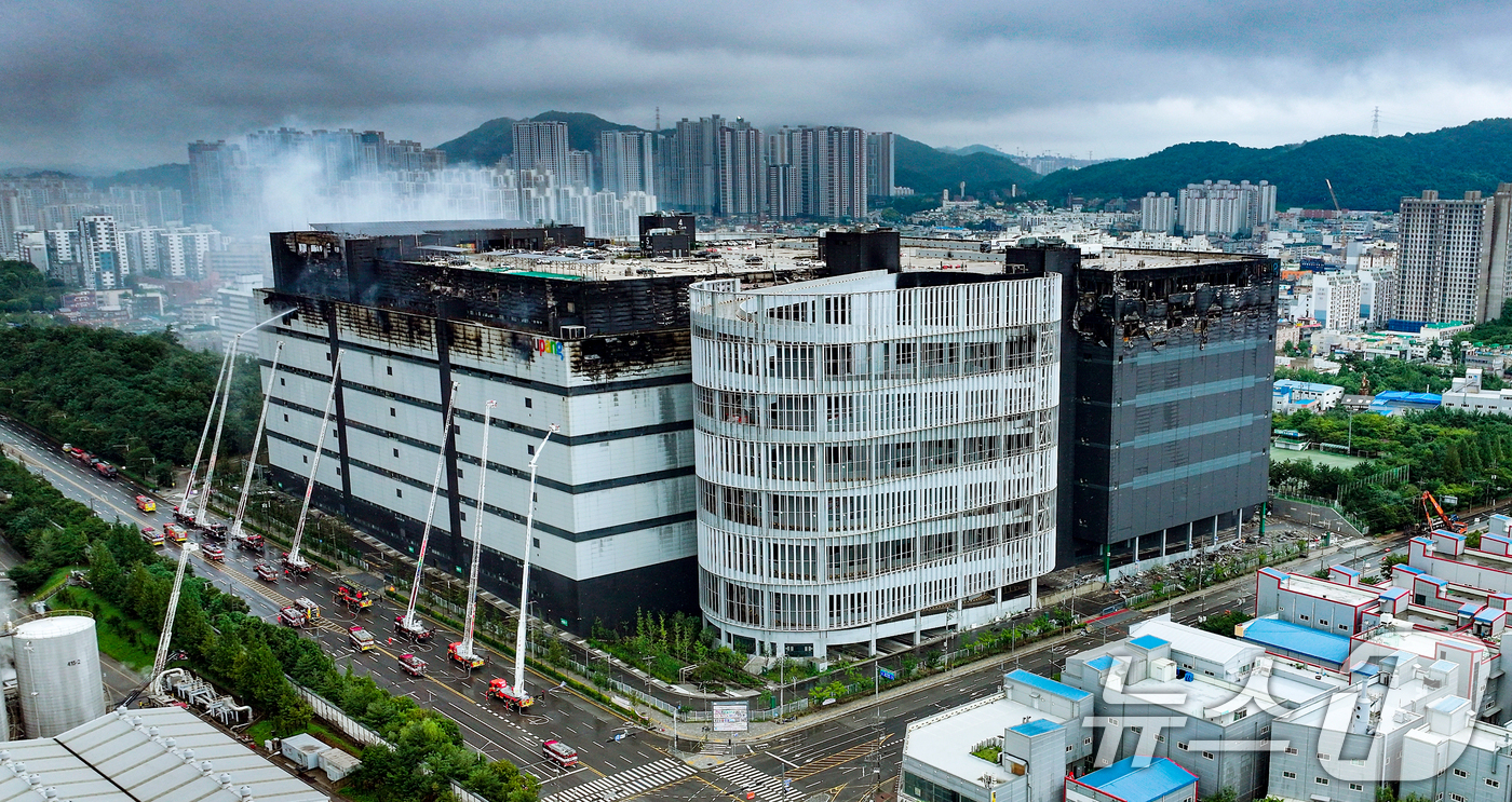 (인천=뉴스1) 이호윤 기자 = 21일 인천 서해구 석남동 쿠팡32물류센터 화재 현장에서 소방 관계자들이 진화작업을 하고 있다. 소방당국은 이날 오후 대응 단계를 1단계로 하향 조 …