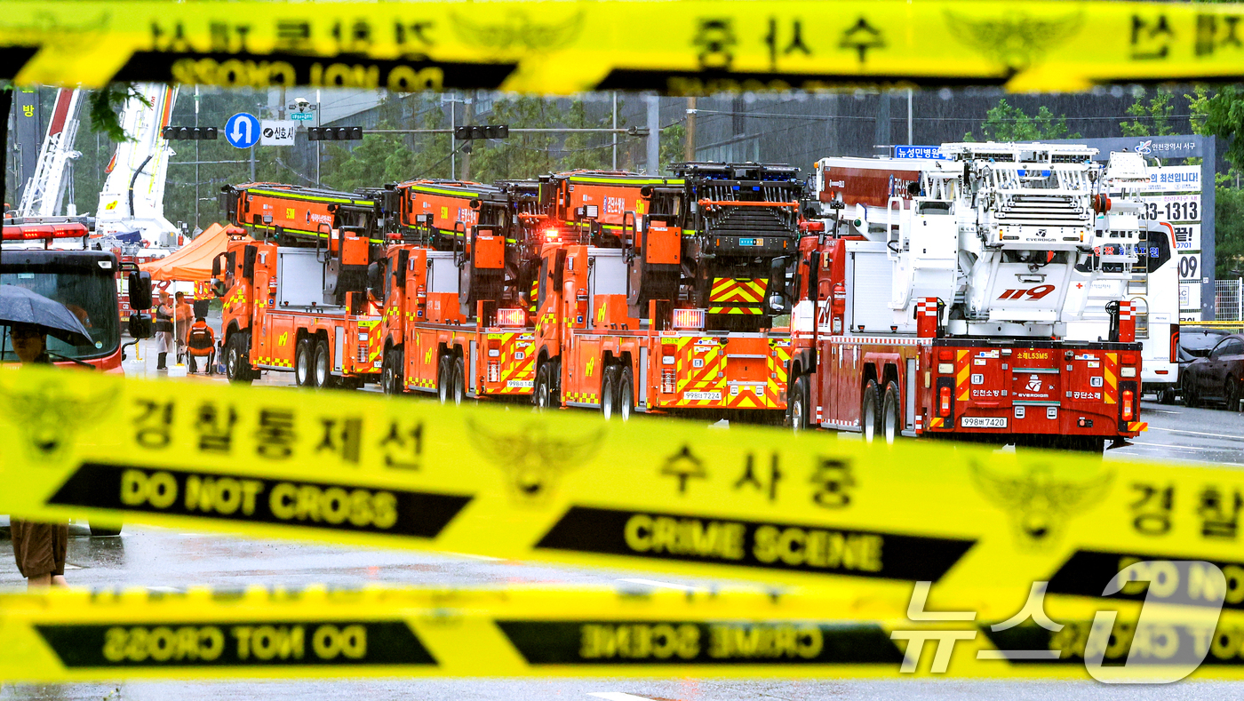 (인천=뉴스1) 이호윤 기자 = 21일 인천 서해구 석남동 쿠팡32물류센터 화재 현장 출입이 통제되고 있다.소방당국은 이날 오후 대응 단계를 1단계로 하향 조정했다. 2026.7. …