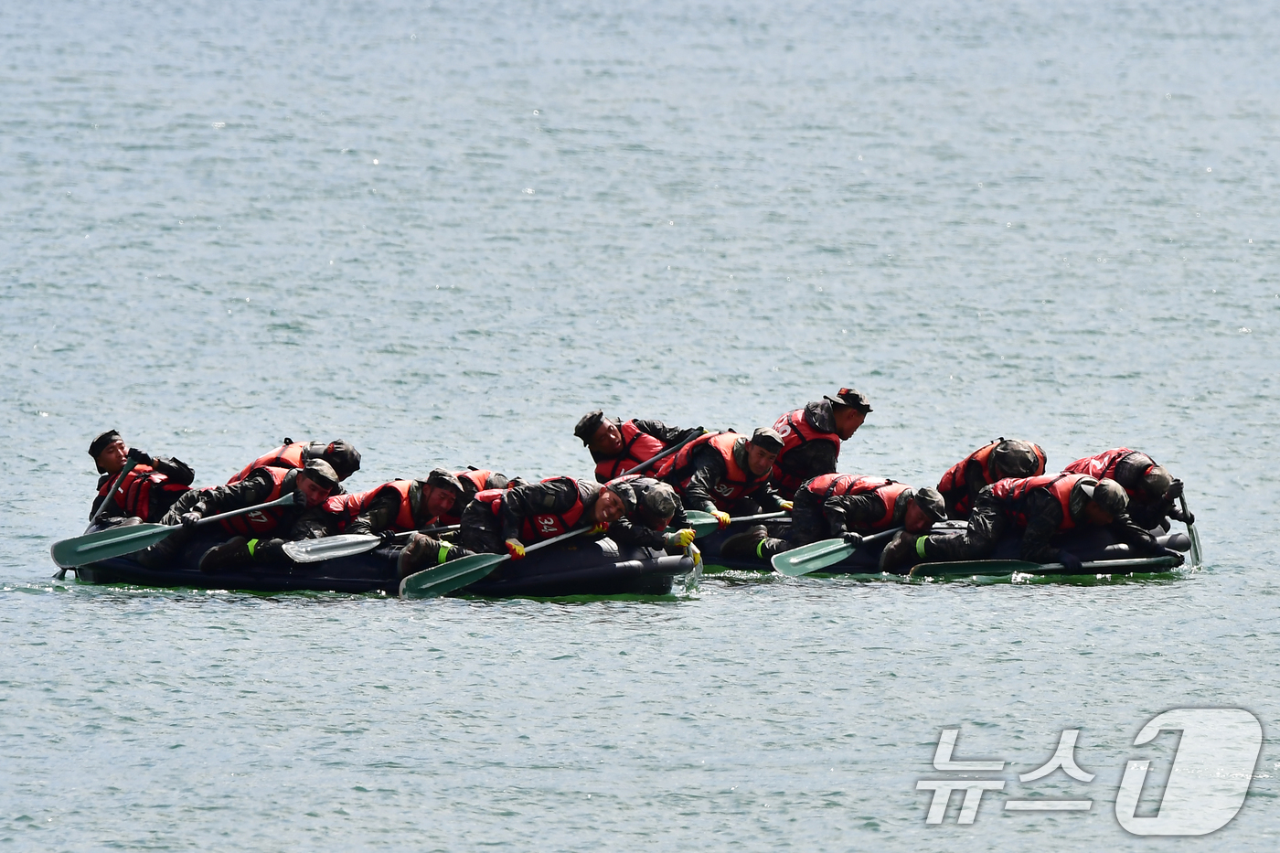 (포항=뉴스1) 최창호 기자 = 21일 해병대교육훈련단이 경북 포항시 남구 도구해안에서 교육생들을 대상으로 IBS 해상 페달링 훈련을 진행하고 있다. 2026.7.21/뉴스1