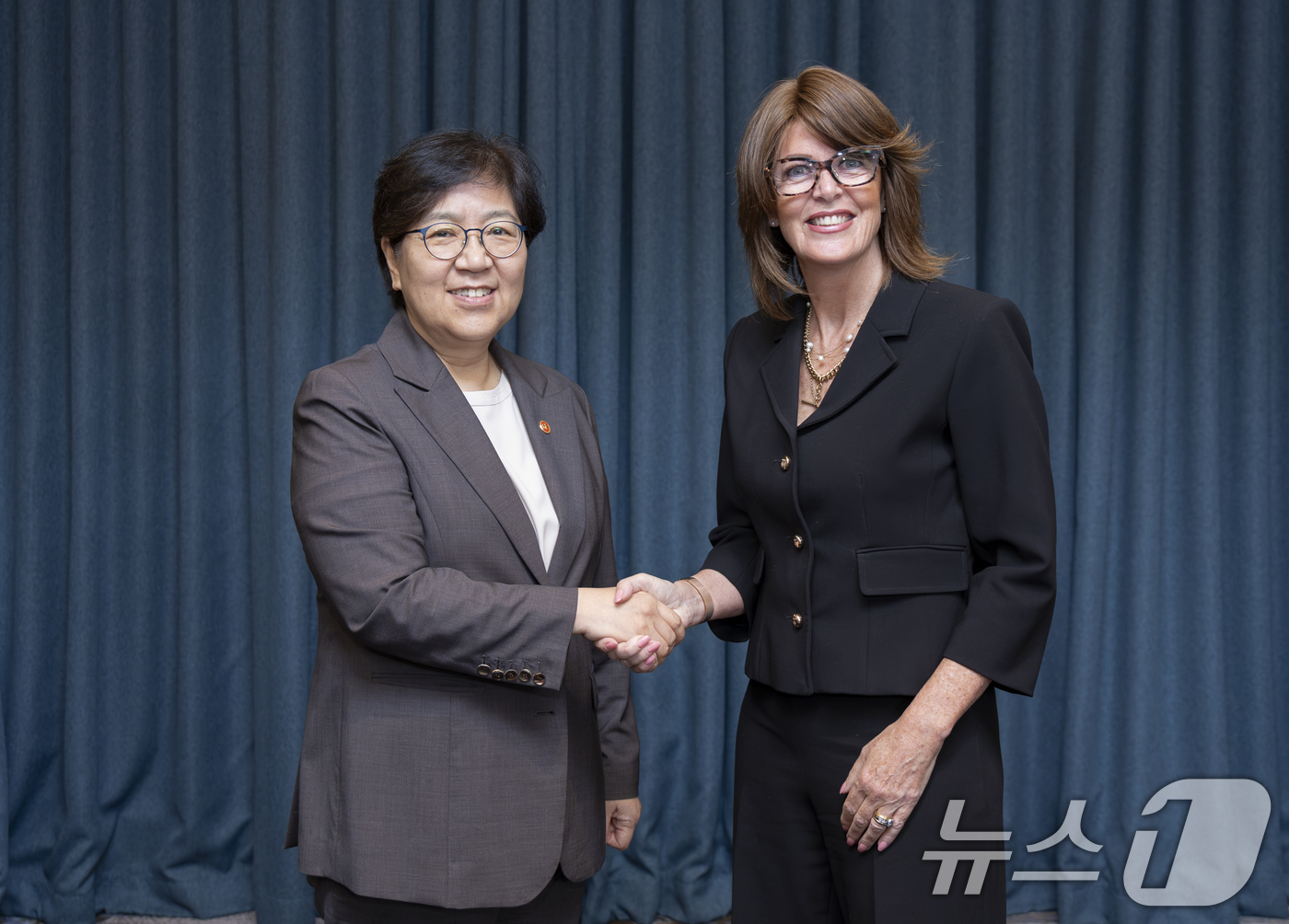 (서울=뉴스1) = 정은경 보건복지부 장관과 글로벌 제약기업 '노바티스'의 주디스 러브 APMA(아시아·태평양·중동·아프리카 지역) 총괄 사장이 21일 서울 용산 노보텔 앰버서더 …