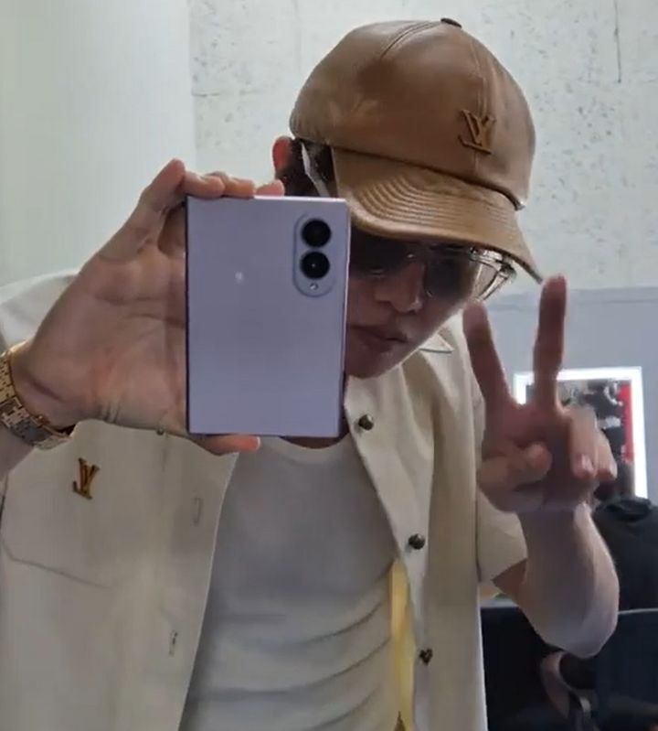 본문 이미지 - BTS 제이홉 SNS를 통해 유출된 갤럭시Z폴드8 실물 (제이홉 인스타그램 갈무리)/뉴스1