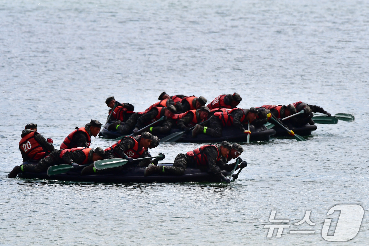 (포항=뉴스1) 최창호 기자 = 21일 해병대교육훈련단이 경북 포항시 남구 도구해안에서 교육생들을 대상으로 IBS 해상 페달링 훈련을 진행하고 있다. 2026.7.21/뉴스1