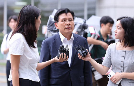 황교안, '올다르크' 변호인단 자격으로 법원 출석