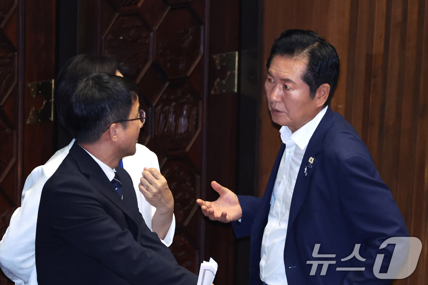 (서울=뉴스1) 신웅수 기자 = 한병도 더불어민주당 당대표 직무대행 겸 원내대표와 정청래 대표 후보가 21일 서울 여의도 국회에서 열린 제437회국회(임시회) 제1차 본회의에서 대 …