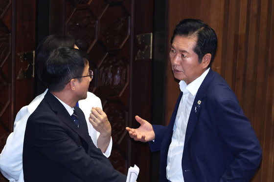 본회의장 대화하는 한병도·정청래