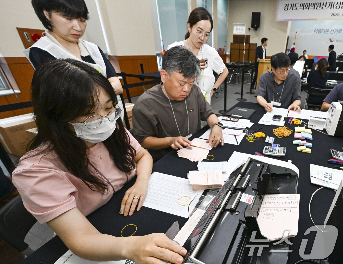 본문 이미지 - 21일 경기 수원시 영통구 경기도선거관리위원회에서 열린 '성남시 제7선거구 경기도의원 선거 및 당선무효소청 투표지 검증'에서 양측 참관인들이 지켜보는 가운데 도 선관위 관계자들이 투표지 검증을 하고 있다. (공동취재) 2026.7.21 ⓒ 뉴스1 김영운 기자