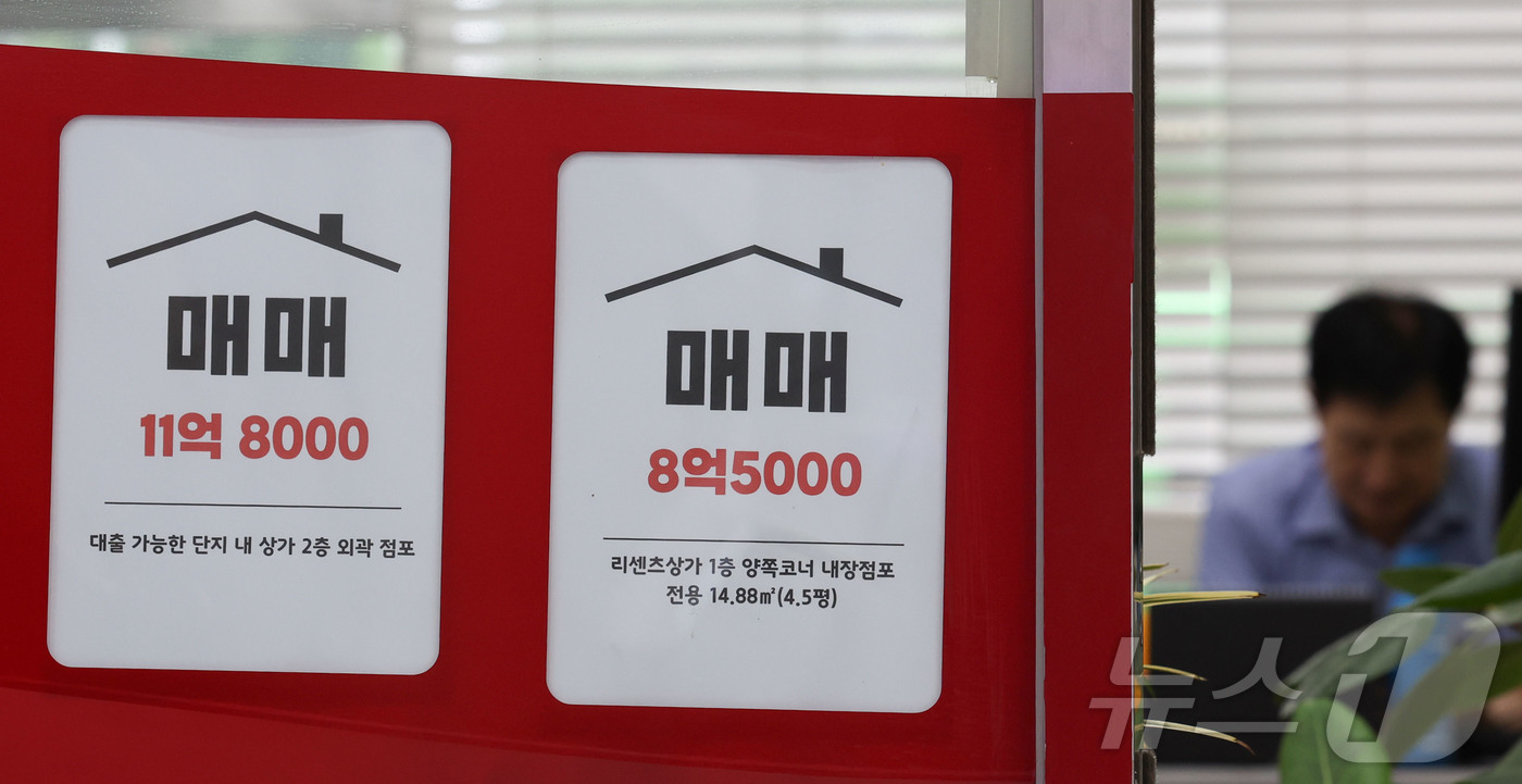 (서울=뉴스1) 이종수 기자 = 이재명 대통령이 부동산 조세제도를 공정하고 합리적으로 정비하고 실수요자 지원 대책을 마련하겠다고 밝힌 21일 오후 서울 시내 한 공인중개사무소에 아 …