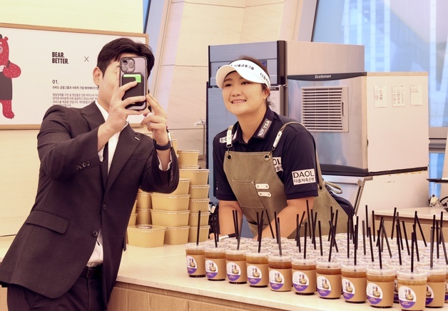 'LPGA 메이저 퀸' 유해란, 다올금융그룹서 '일일 바리스타' 변신