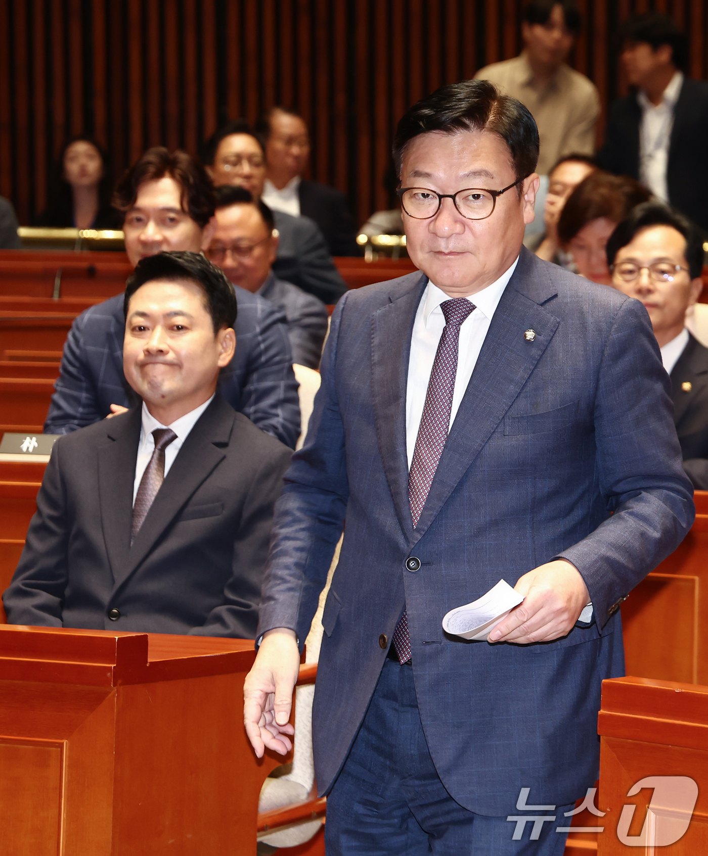 (서울=뉴스1) 김민지 기자 = 정점식 국민의힘 원내대표가 21일 오후 서울 여의도 국회 예결위회의장에서 열린 의원총회에 참석해 모두 발언을 하기 위해 단상으로 향하고 있다. 왼쪽 …