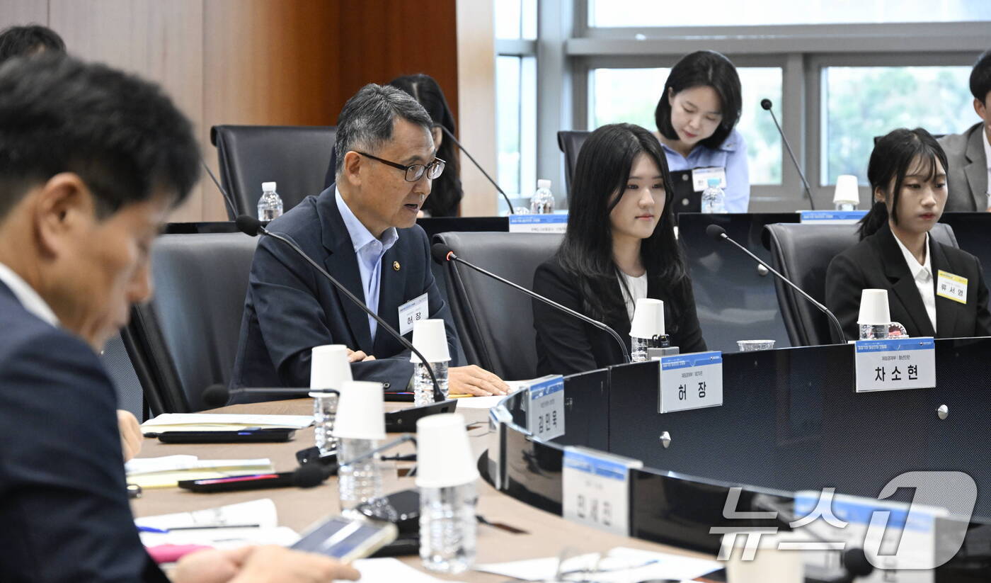 (서울=뉴스1) = 허장 재정경제부 차관이 21일 서울 중구 포스트타워에서 열린 '공공기관 청년인턴 간담회'에서 축사하고 있다. (재정경제부 제공. 재판매 및 DB금지) 2026. …