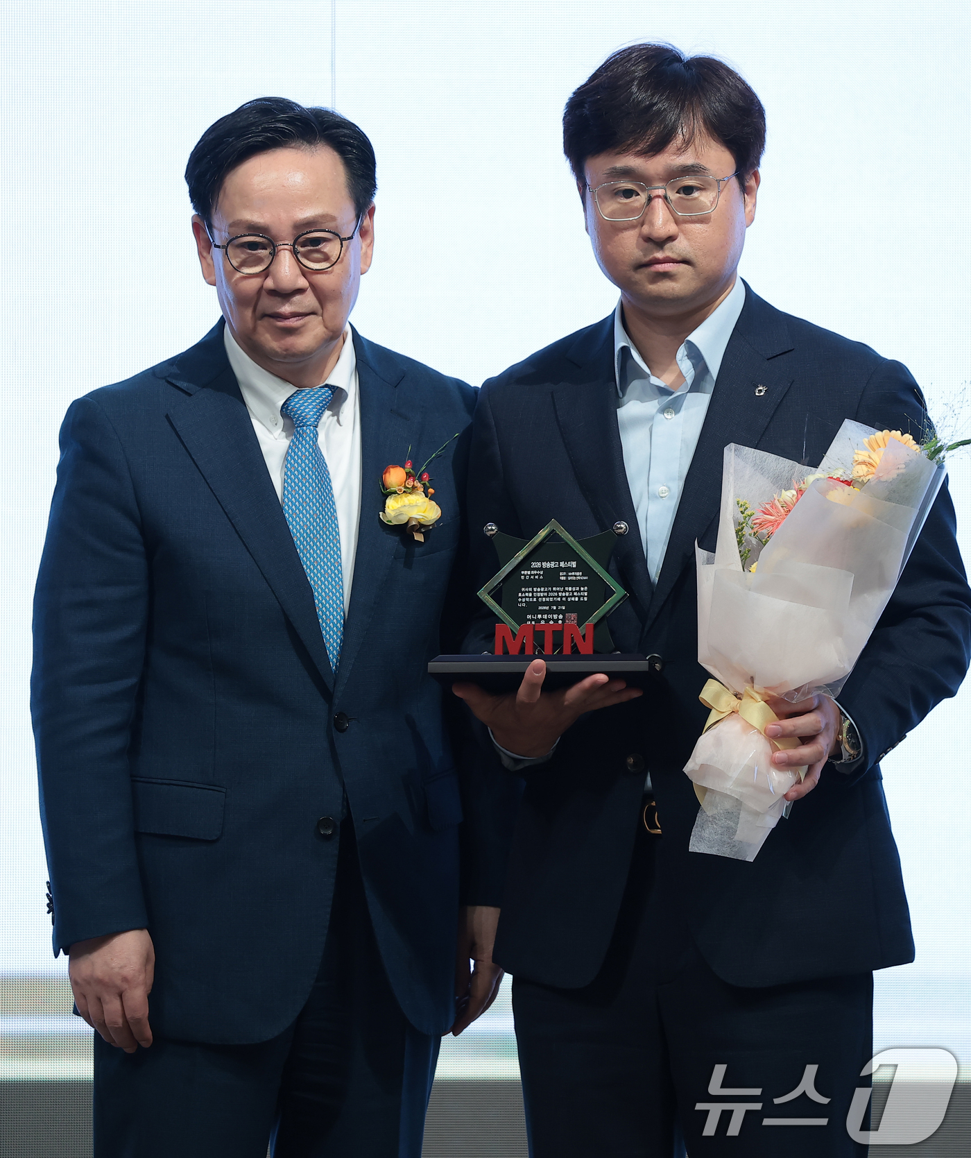 (서울=뉴스1) 권현진 기자 = NH투자증권이 김병수 홍보실장이 21일 서울 마포구 중소기업중앙회 DMC에서 열린 '2026 방송광고페스티벌' 시상식에 참석해 민간서비스 부문 최우 …