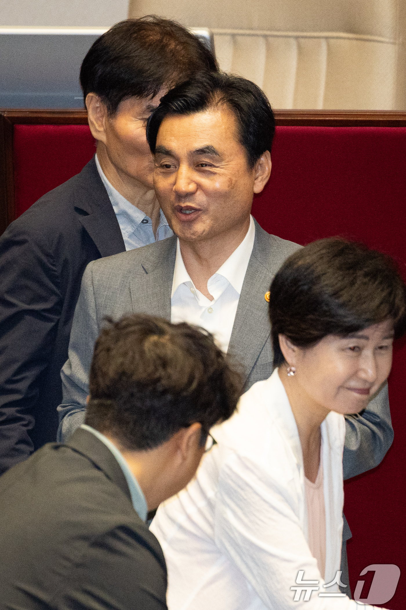 (서울=뉴스1) 유승관 기자 = 안규백 국방부 장관이 21일 서울 여의도 국회에서 열린 제437회 국회(임시회) 제1차 본회의에서 윤석열·김건희에 의한 내란·외환 및 국정농단 행위 …