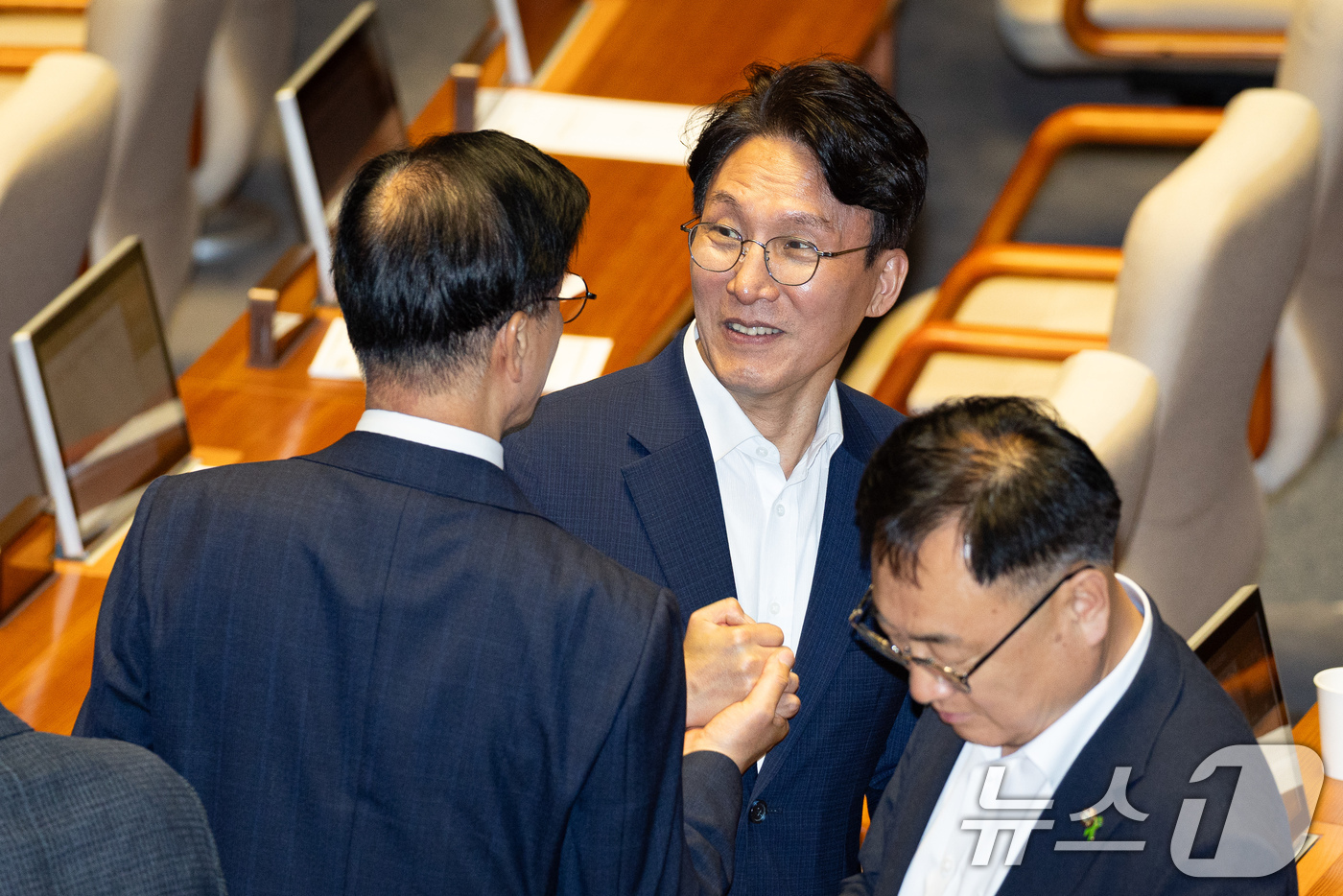 (서울=뉴스1) 유승관 기자 = 김민석 더불어민주당 당대표 후보가 21일 서울 여의도 국회에서 열린 제437회 국회(임시회) 제1차 본회의에서 이해식 의원과 대화하고 있다. 202 …