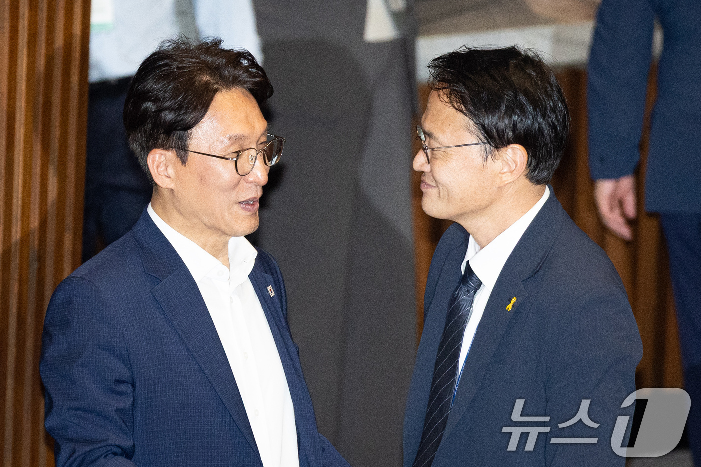 (서울=뉴스1) 유승관 기자 = 김민석 더불어민주당 당대표 후보와 박주민 의원이 21일 서울 여의도 국회에서 열린 제437회 국회(임시회) 제1차 본회의에서 대화하고 있다. 202 …