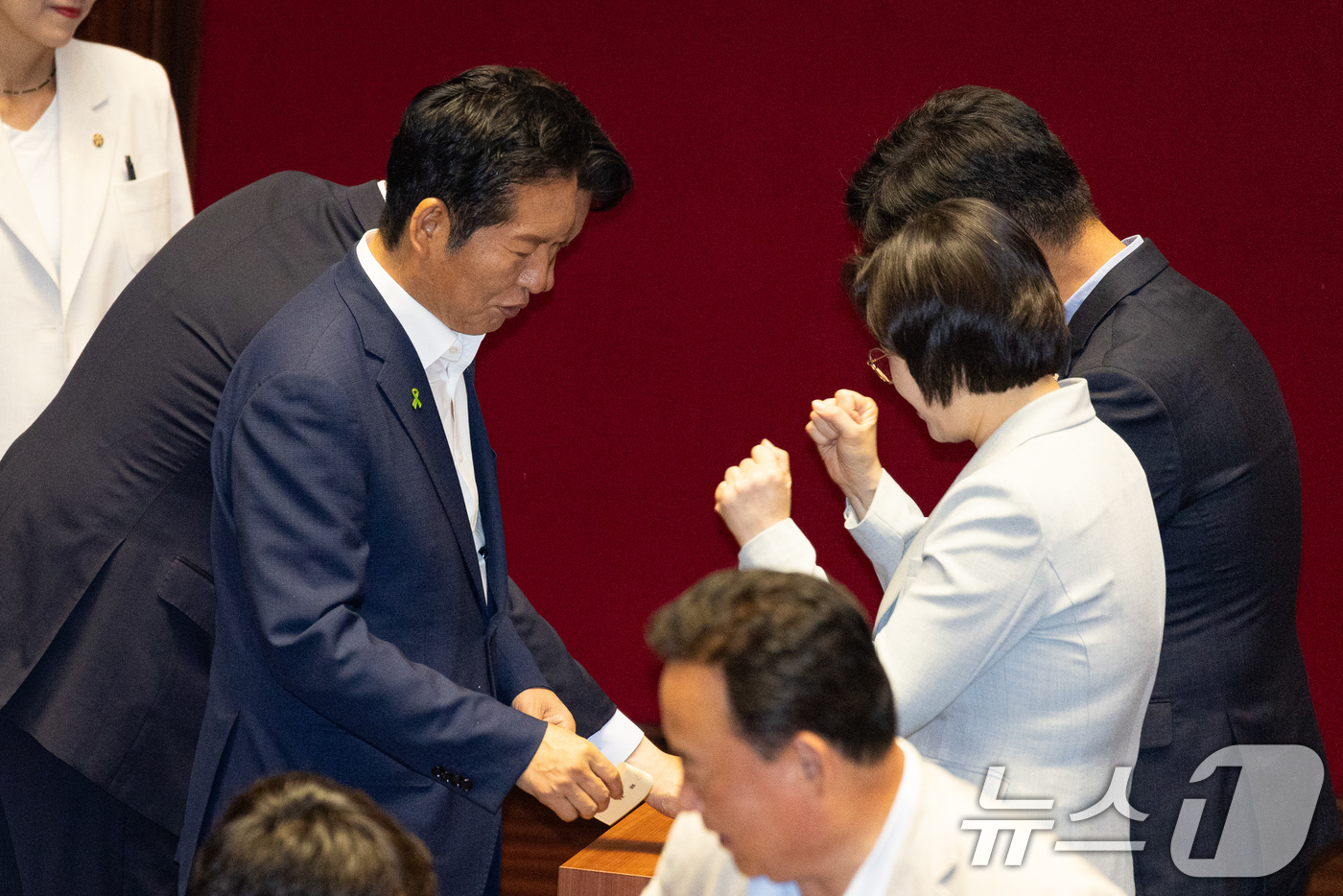 (서울=뉴스1) 유승관 기자 = 정청래 더불어민주당 당대표 후보가 21일 서울 여의도 국회에서 열린 제437회 국회(임시회) 제1차 본회의에서 윤석열·김건희에 의한 내란·외환 및 …