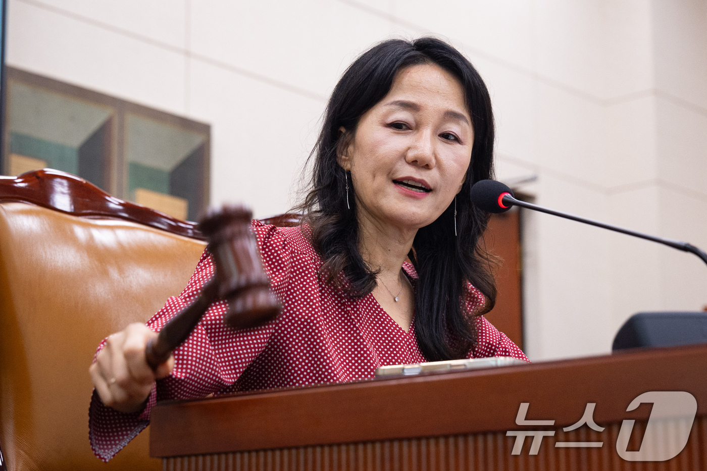 (서울=뉴스1) 유승관 기자 = 이재정 국회 문화체육관광위원장이 21일 서울 여의도 국회에서 열린 제436회 국회(임시회) 문화체육관광위원회 제2차 전체회의에서 의사봉을 두드리고 …