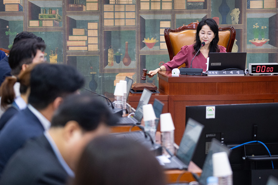 의사봉 두드리는 이재정 국회 문체위원장