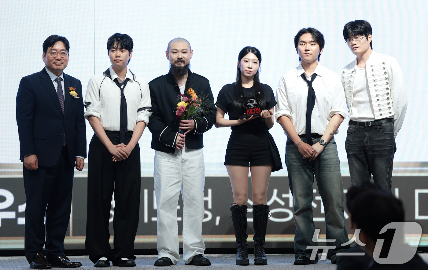 (서울=뉴스1) 권현진 기자 = 가수 비트펠라하우스가 21일 서울 마포구 중소기업중앙회 DMC에서 열린 '2026 방송광고페스티벌' 시상식에 참석해 CF스타 신인상을 수상한 뒤 유 …