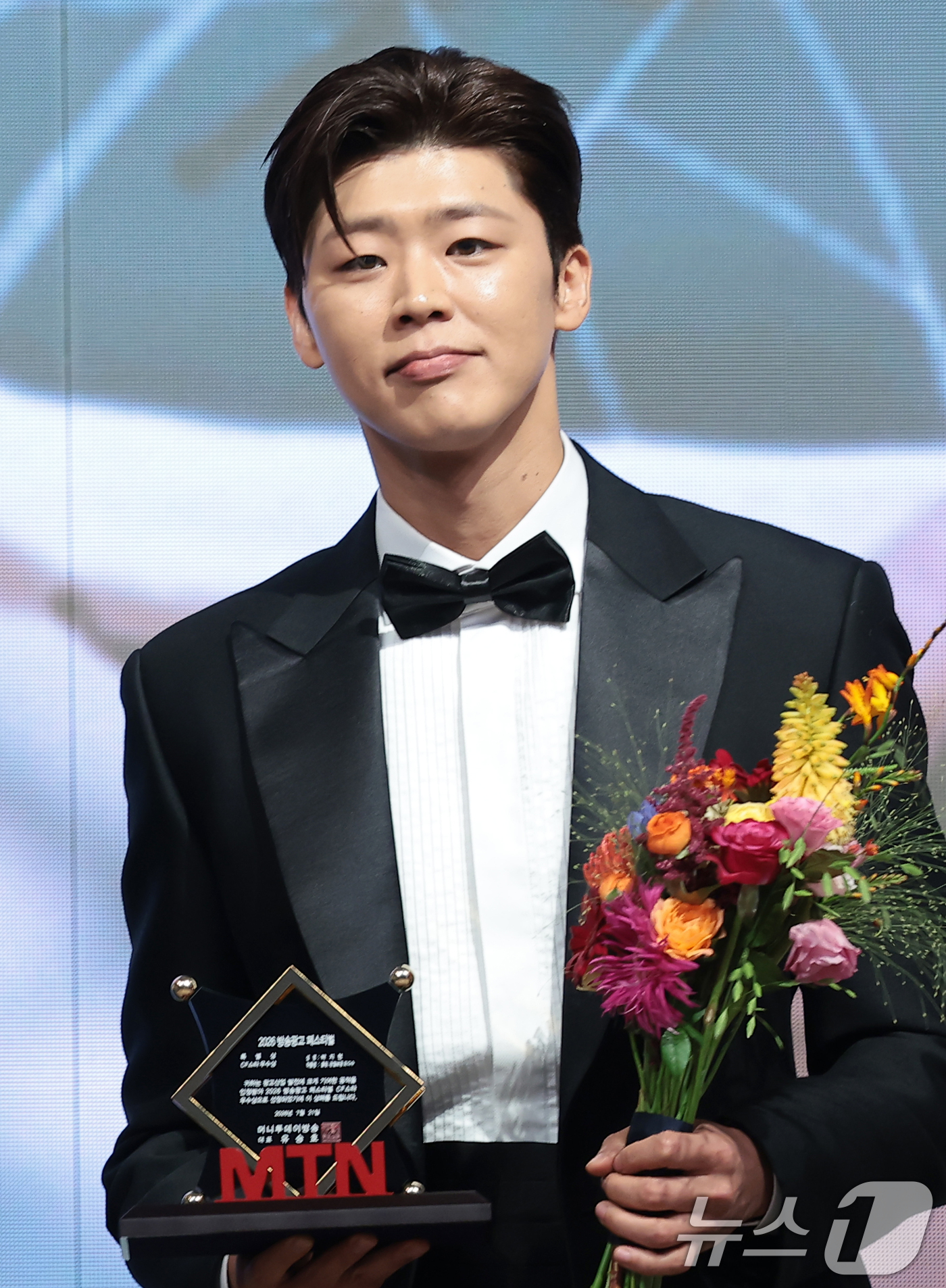 (서울=뉴스1) 권현진 기자 = 가수 박지현이 21일 서울 마포구 중소기업중앙회 DMC에서 열린 '2026 방송광고페스티벌' 시상식에 참석해 CF스타 부문 우수상을 수상한 뒤 포즈 …