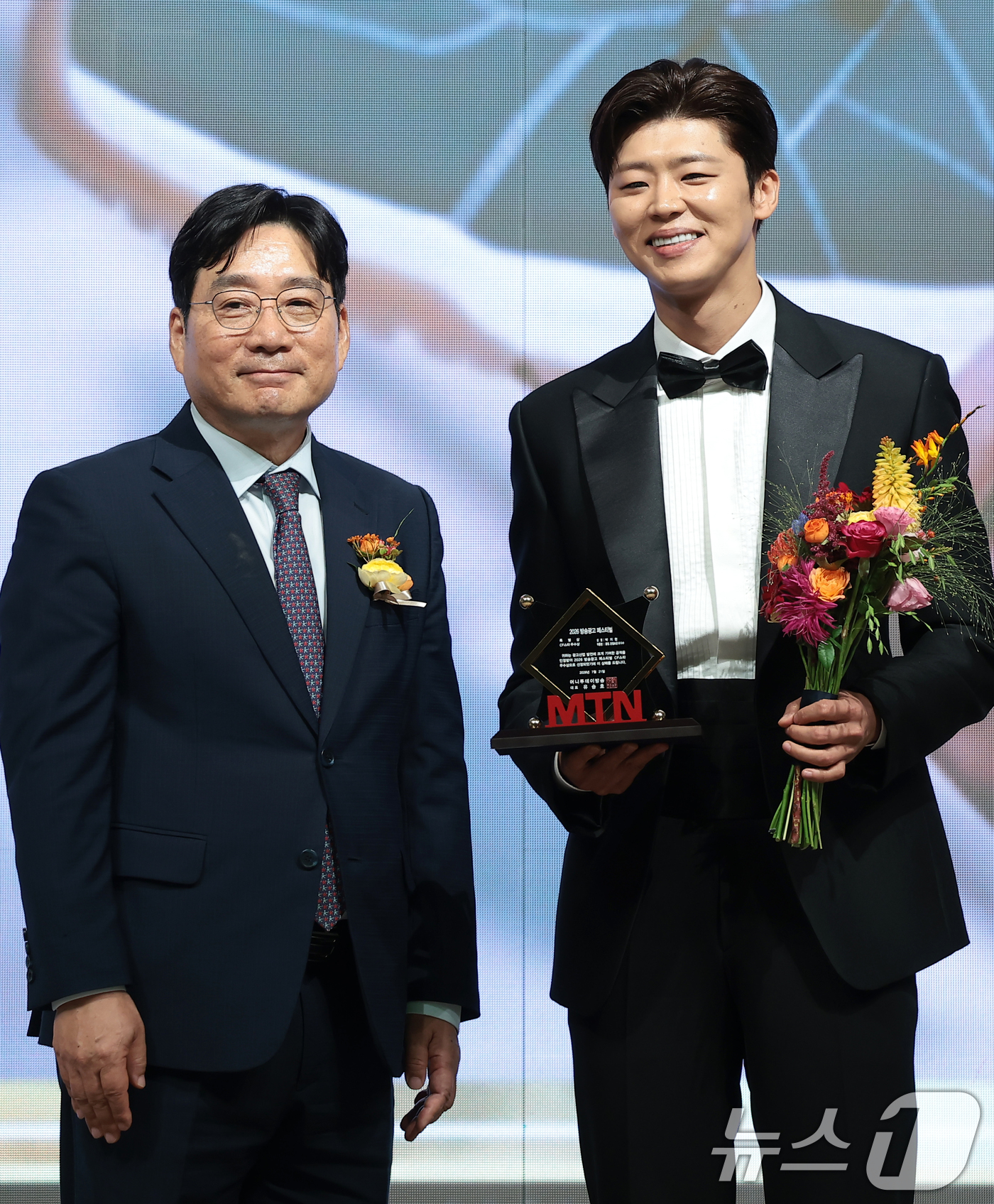(서울=뉴스1) 권현진 기자 = 가수 박지현이 21일 서울 마포구 중소기업중앙회 DMC에서 열린 '2026 방송광고페스티벌' 시상식에 참석해 CF스타 부문 우수상을 수상한 뒤 유승 …