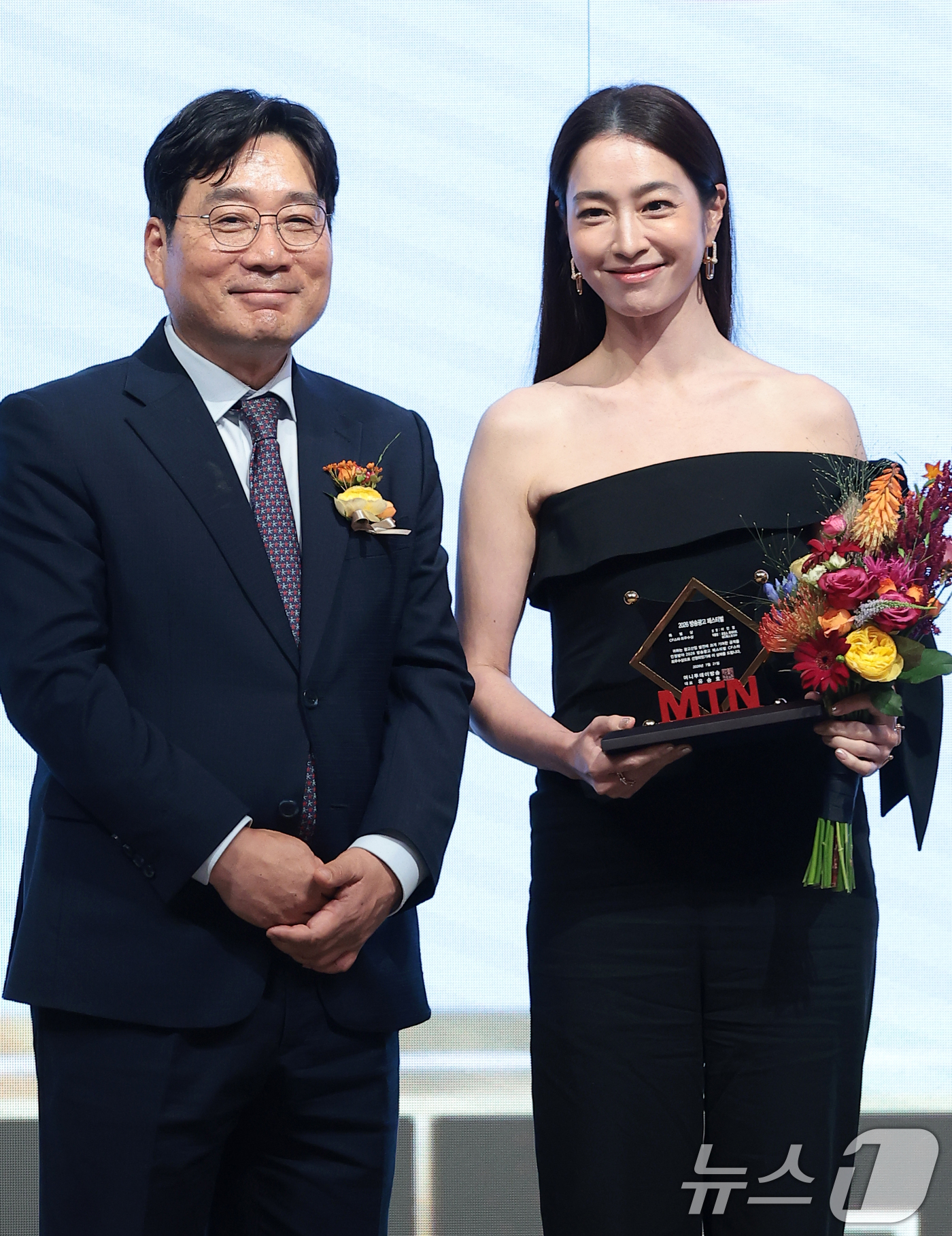 (서울=뉴스1) 권현진 기자 = 배우 이민정이 21일 서울 마포구 중소기업중앙회 DMC에서 열린 '2026 방송광고페스티벌' 시상식에 참석해 CF스타 부문 최우수상을 수상한 뒤 유 …