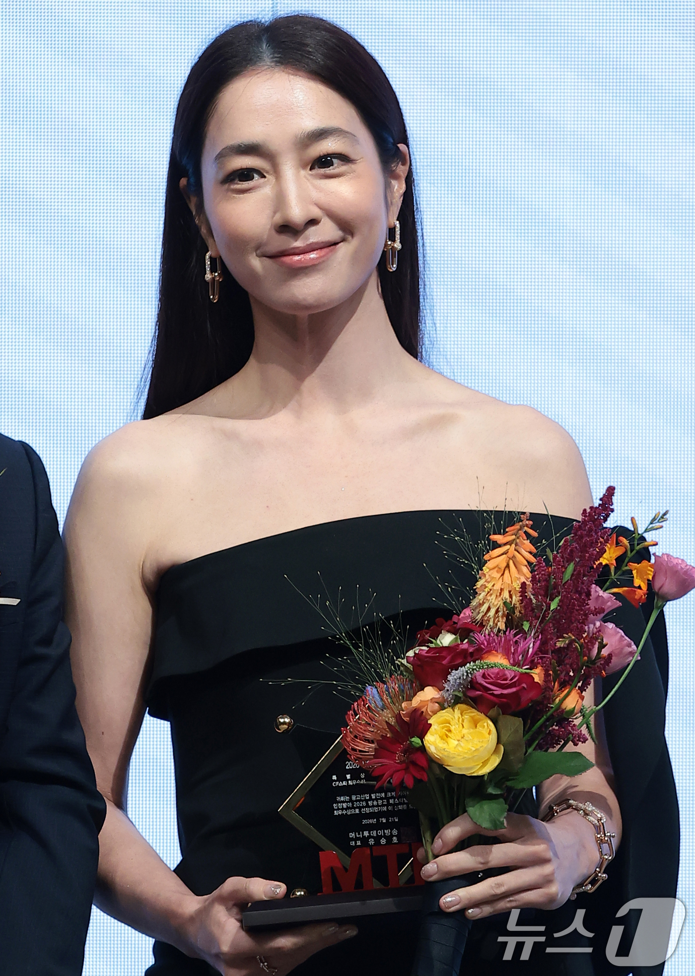 (서울=뉴스1) 권현진 기자 = 배우 이민정이 21일 서울 마포구 중소기업중앙회 DMC에서 열린 '2026 방송광고페스티벌' 시상식에 참석해 CF스타 부문 최우수상을 수상한 뒤 포 …