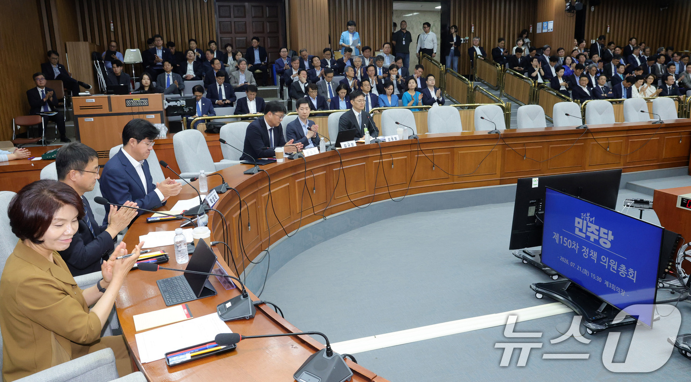 (서울=뉴스1) 국회사진기자단 = 한병도 더불어민주당 당대표 직무대행 겸 원내대표가 21일 서울 여의도 국회에서 열린 '국민을 위한 형사사법체계 개혁 형사소송법 개정안 공청회'에서 …