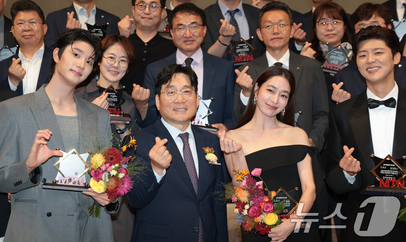 기념 촬영하는 유승호 대표