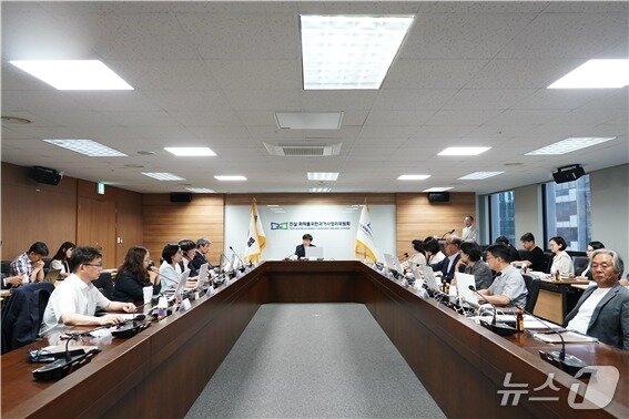 본문 이미지 - 24일 오전 서울 중구 진실화해위 대회의실에서 제2차 전체위원회가 진행 중이다. (3기 진실·화해를위한과거사정리위원회 제공)