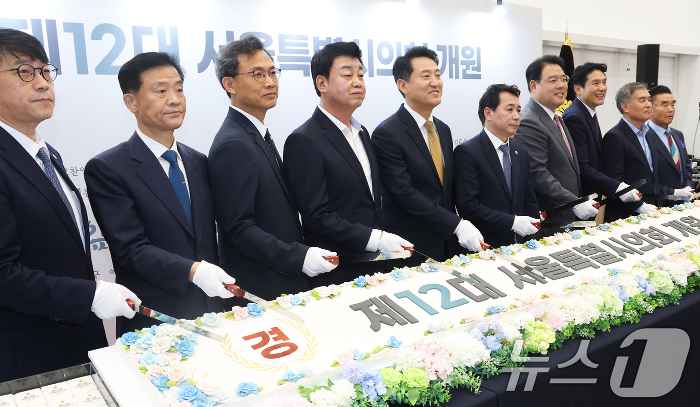 (서울=뉴스1) 오대일 기자 = 21일 오후 서울 중구 서울시의회에서 열린 제12대 서울특별시의회 개원기념식에서 오세훈 서울시장과 임만균 서울시의회 의장을 비롯함 참석자들이 축하떡 …