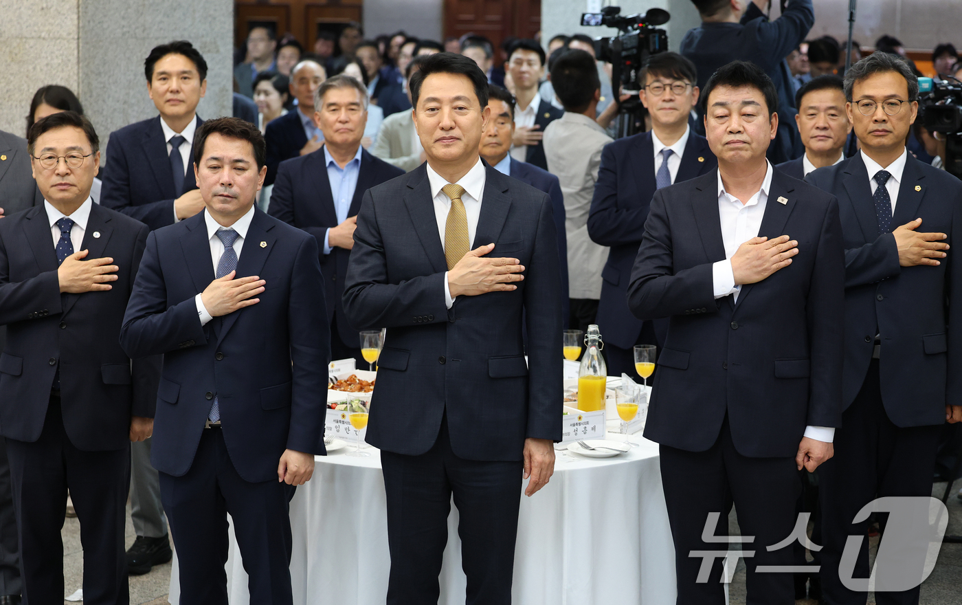 (서울=뉴스1) 오대일 기자 = 21일 오후 서울 중구 서울시의회에서 열린 제12대 서울특별시의회 개원기념식에서 오세훈 서울시장과 정근식 서울시교육감, 임만균 서울시의회 의장을 비 …