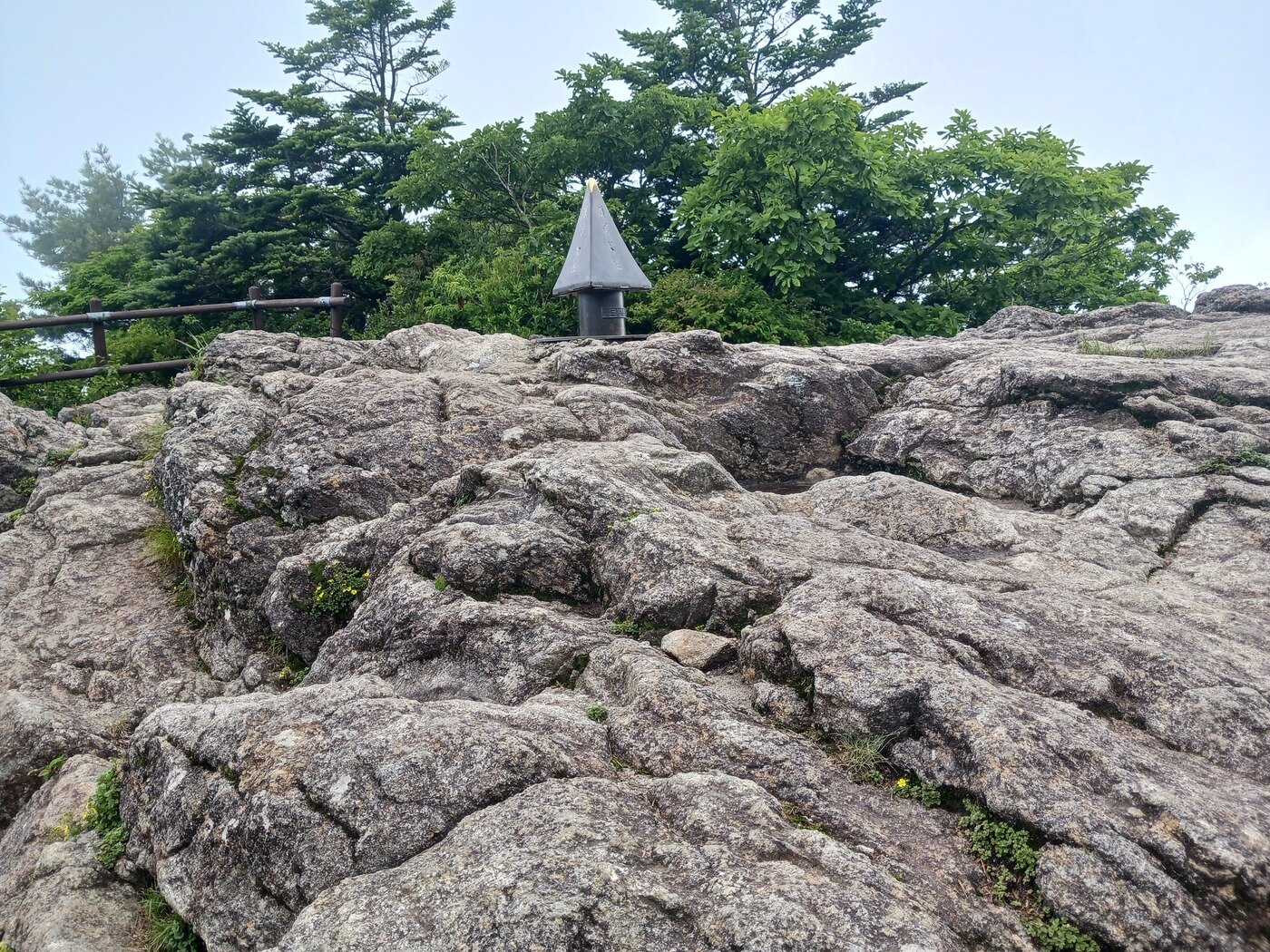 본문 이미지 - 해발 1501m의 삼도봉(三道峯). 전북 남원시 산내면, 전남광주 구례군 산동면, 경남 하동군 화개면의 3개의 도에 경계를 이룬다. 정상의 바위가 낫을 닮았다 하여  낫날봉이었는데  날라리봉, 닐리리봉 등 다양한 이름으로 불리다가 삼각뿔 형태의 표지석을 세우면서 삼도봉으로  '개명'됐다.